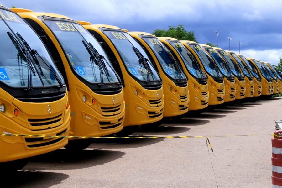 EDUCAÇÃO: Governo de RO entrega ônibus e notebooks para o início do ano letivo