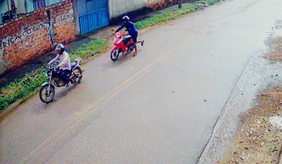 VÍDEO: Dupla é flagrada furtando motocicleta na frente de residência 