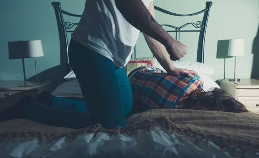 HOSPITALIZADA: Mulher é atacada a pauladas após convidar o marido para deitar com ela na cama