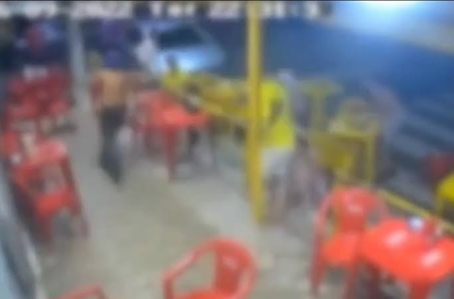 PAROU NO HOSPITAL: Homem é agredido com pauladas na cabeça por dupla em bar 