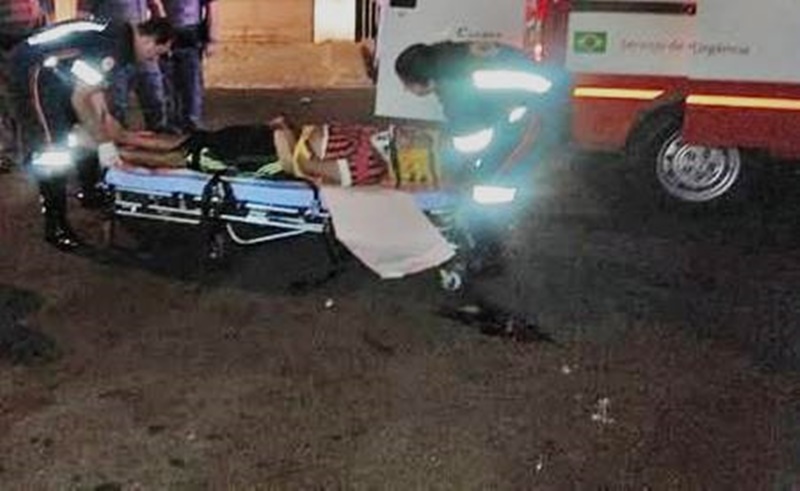 ENCAPUZADO: Homem é sequestrado por trio em carro e espancado a pauladas 