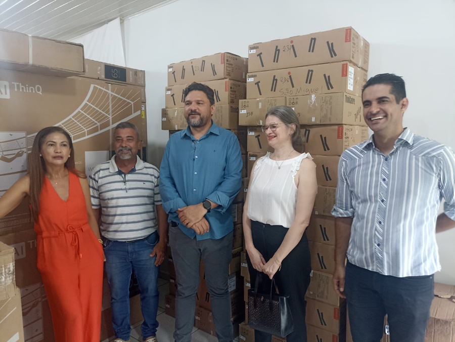 EM JI-PARANÁ: Confúcio Moura entrega equipamentos do projeto de Informatização Escolar