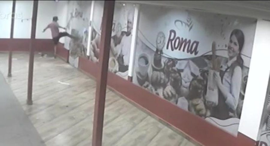 VEJA: Vídeo mostra criminoso quebrando a porta da panificadora Roma 