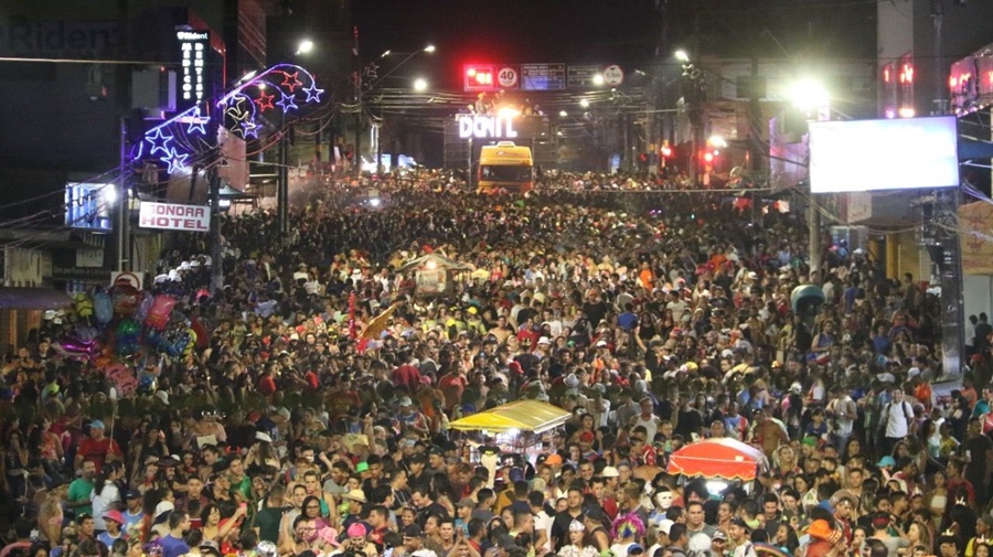 PERIGO: Folião é preso pulando carnaval com revólver na cintura 