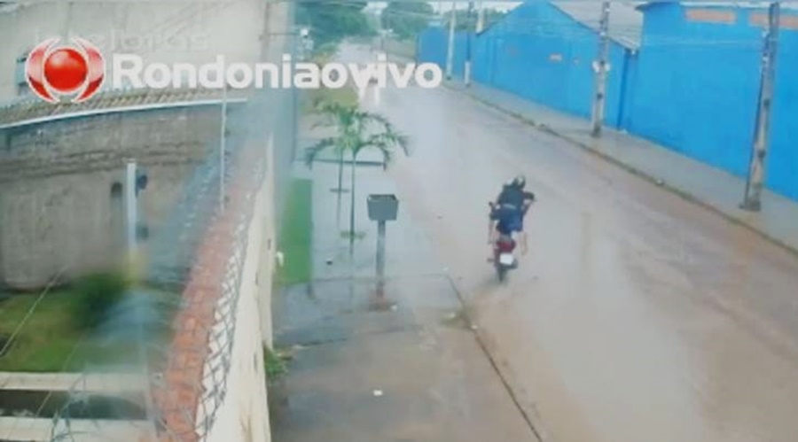 VEJA VÍDEO: Bandidos roubam adolescente e sofrem queda de moto na fuga