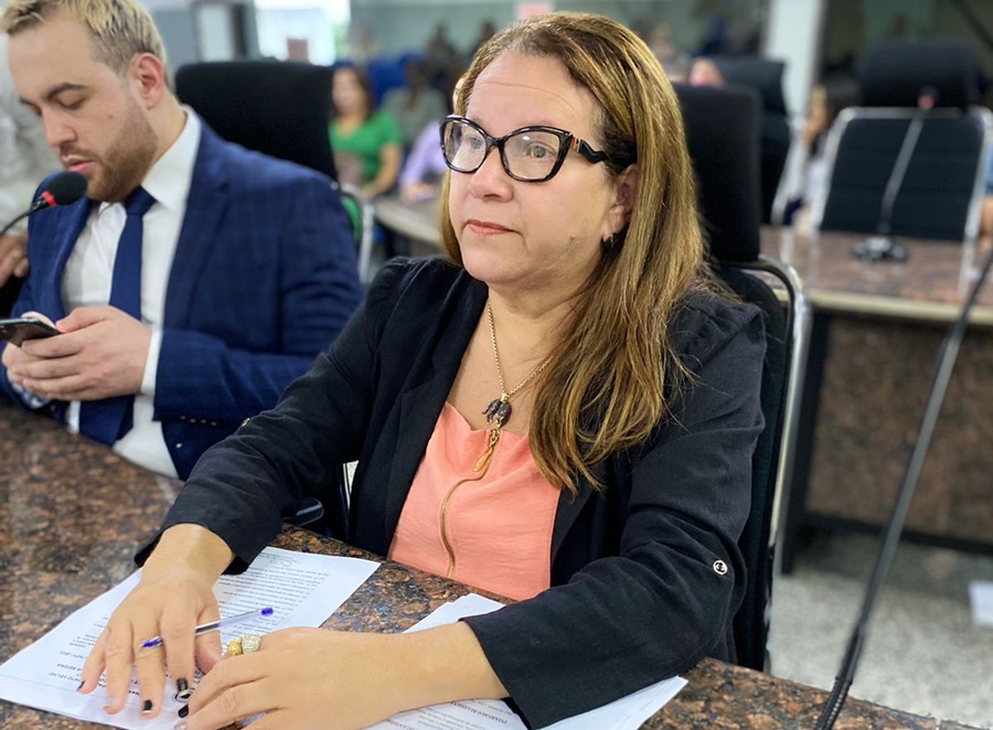 ELLIS REGINA: Vereadora solicita comparecimento de secretários municipais à Câmara Municipal