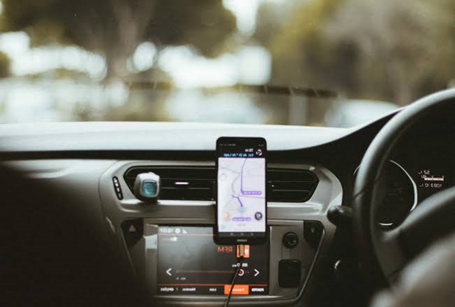 EM MOVIMENTO: Passageira pula de carro de aplicativo para não ser abusada