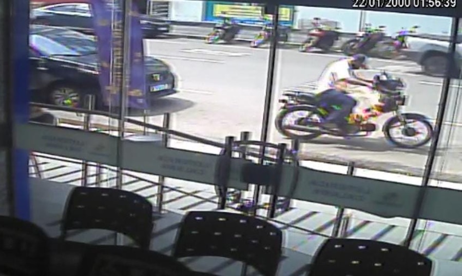 VÍDEO: Motocicleta pega fogo enquanto dono tenta ligar veículo na Calama