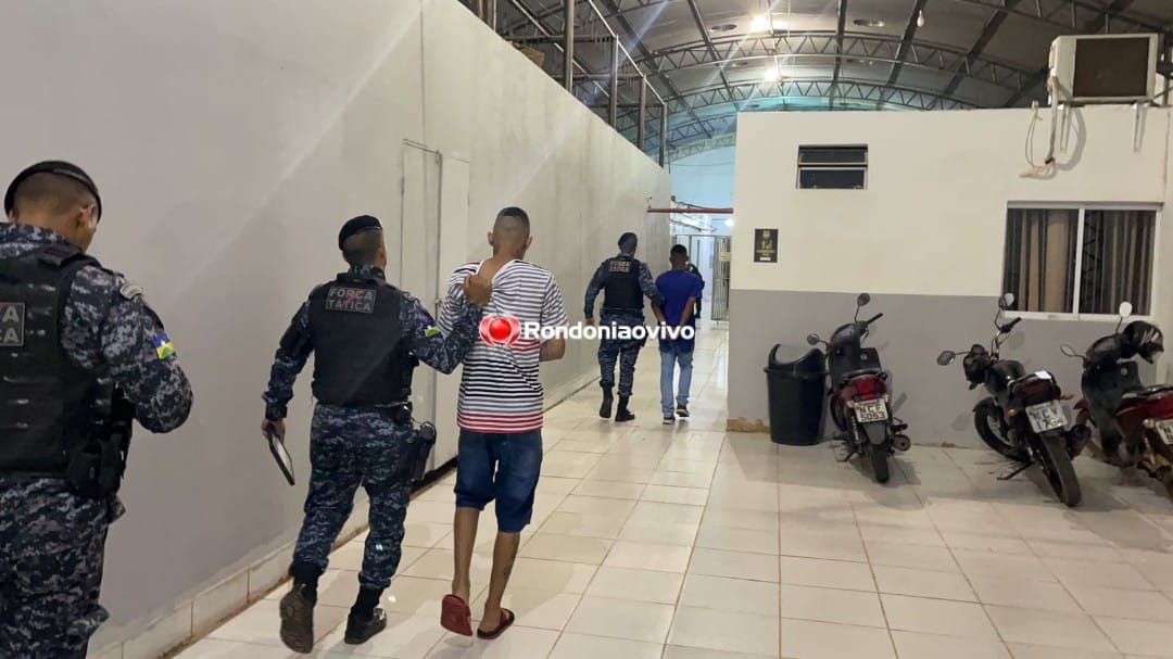 NO FLAGRA: Polícia prende dupla armada na frente de barbearia no Centro 