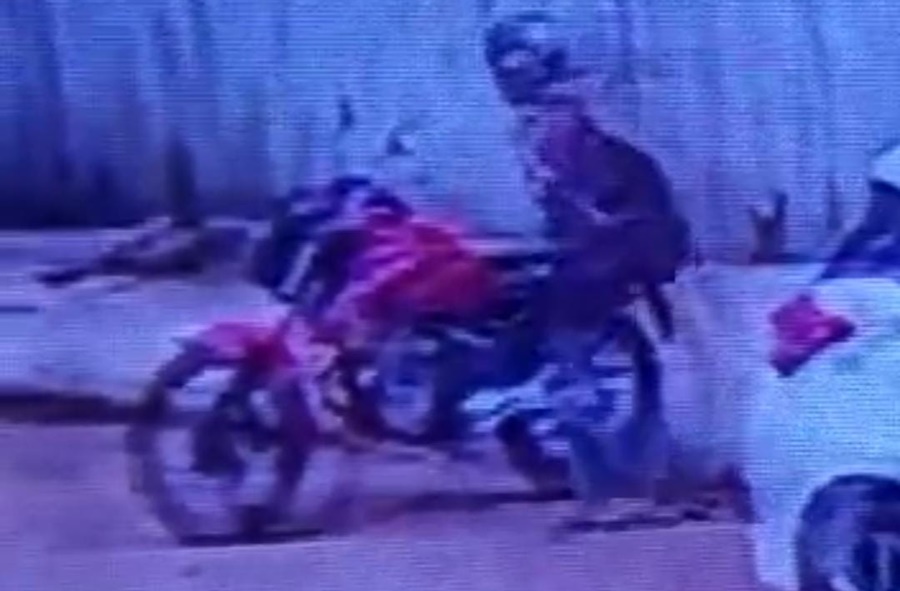 VEJA O VÍDEO: Câmera de segurança mostra ladrão furtando motocicleta na capital 