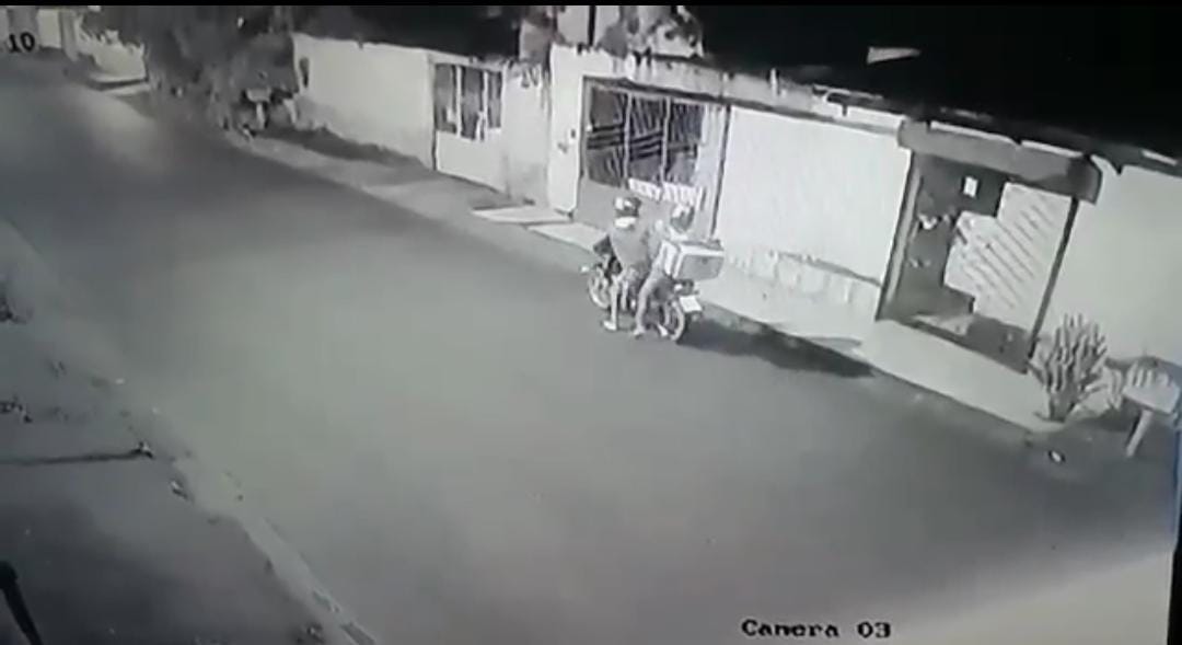 FILMADOS: Criminosos disfarçados de motoboy de delivery fazem arrastão em loja