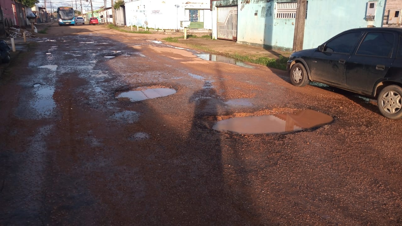 CRATERA: Moradores da rua Abóbora, no bairro Cohab, reclamam dos buracos e pedem solução