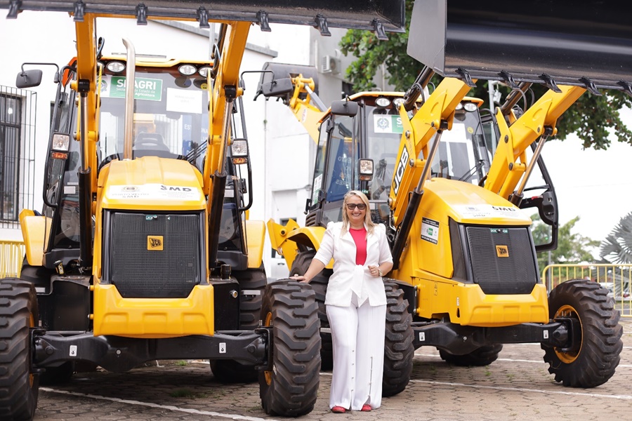 OBRAS: Márcia Socorrista participa de entrega de maquinários em Porto Velho