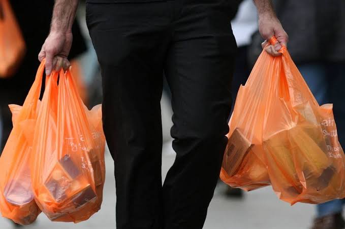 NADA ESCAPA: Ladrões roubam celular e sacolas com compras de homem que saiu de supermercado