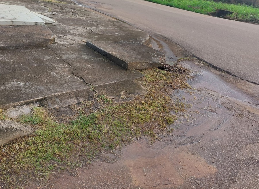 CINCO MESES: Vazamento de água em cima de asfalto novo revolta moradores