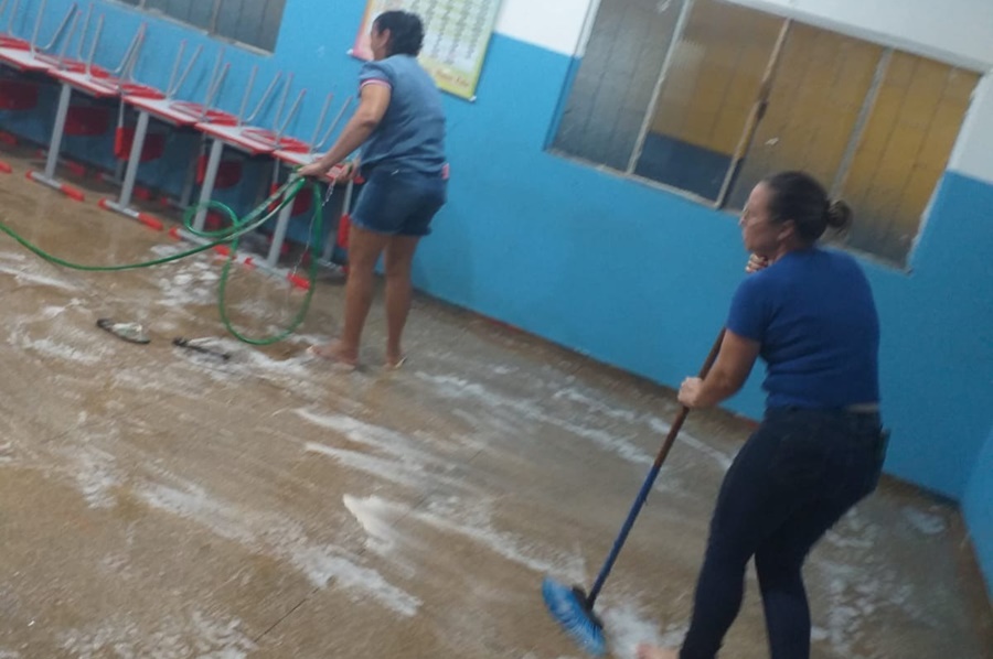 OMISSÃO: Mães se unem para limpar escola de distrito de Porto Velho