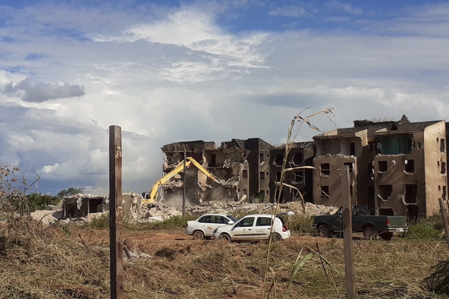NO CHÃO: Conjuntos habitacionais inacabados são demolidos 