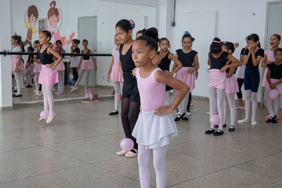 PRAÇA CEU: Aulas de balé atendem 190 crianças e jovens gratuitamente