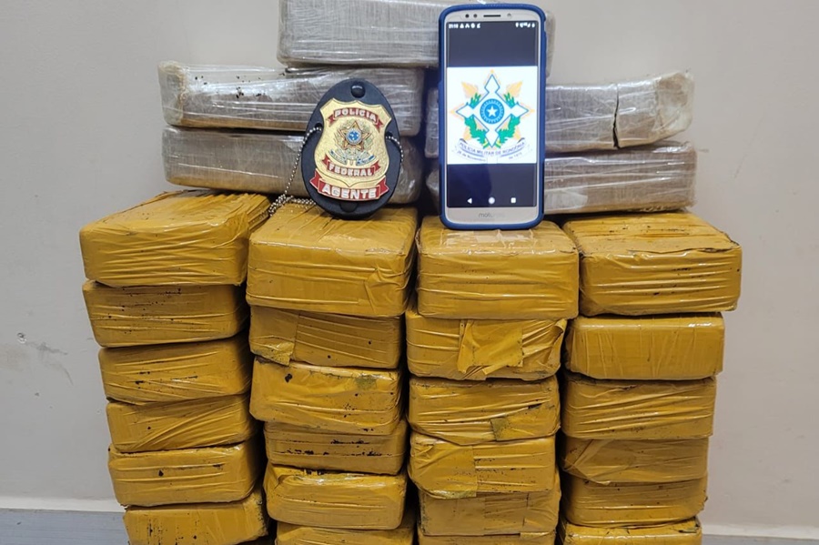 INTERCEPTADO: PM e PF flagram traficante com cerca de 50 quilos de cocaína