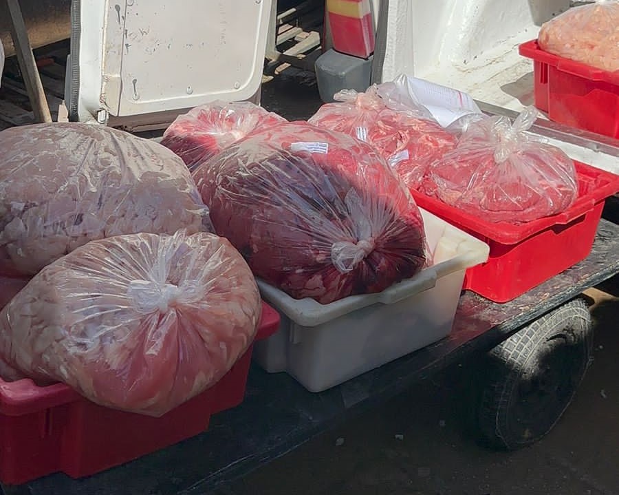 PERIGOSO: Empresa transporta carnes sem refrigeração para Hospital João Paulo II
