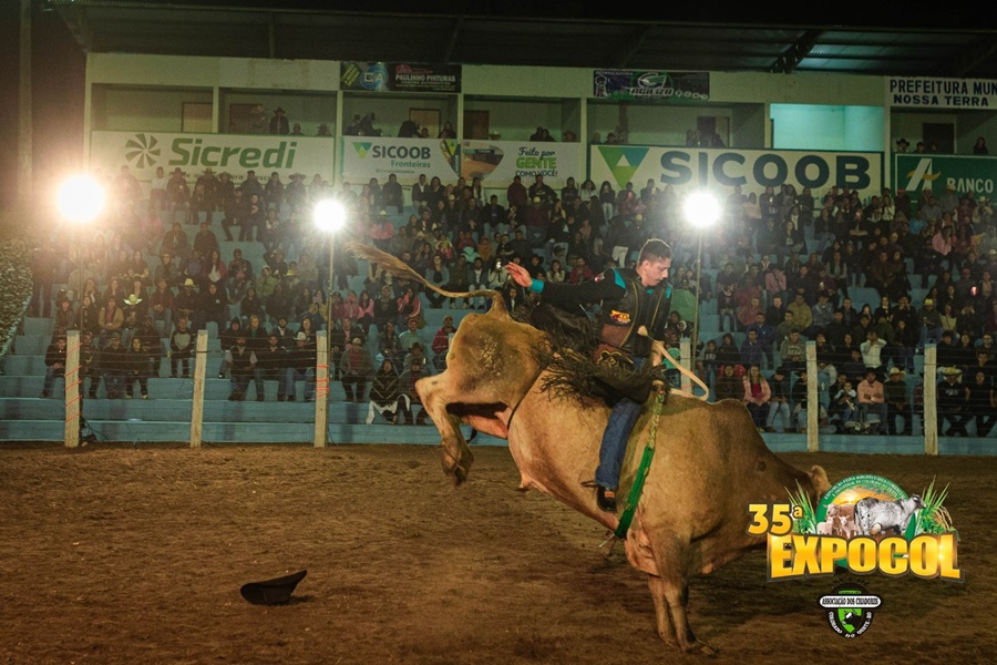 35ª EXPOCOL: Com arena lotada, começa o rodeio da exposição agropecuária de Colorado do Oeste