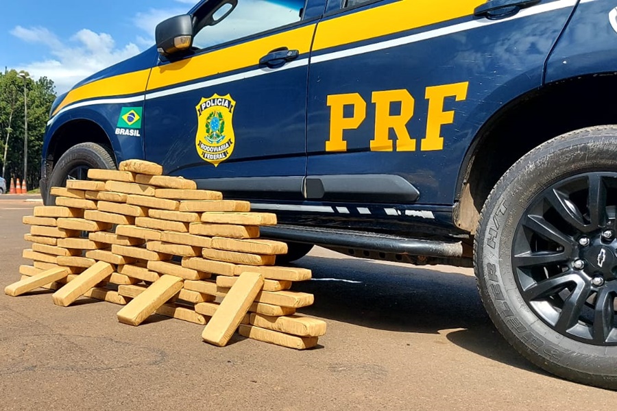 FLAGRANTE NA 364: PRF prende motorista de Pálio com quase 50 quilos de maconha