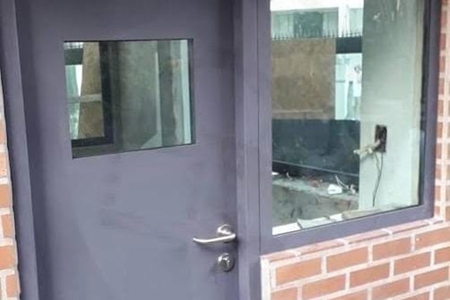 ESCAPOU: Bandidos arrombam porta de guarita atrás de arma, mas vigilante corre