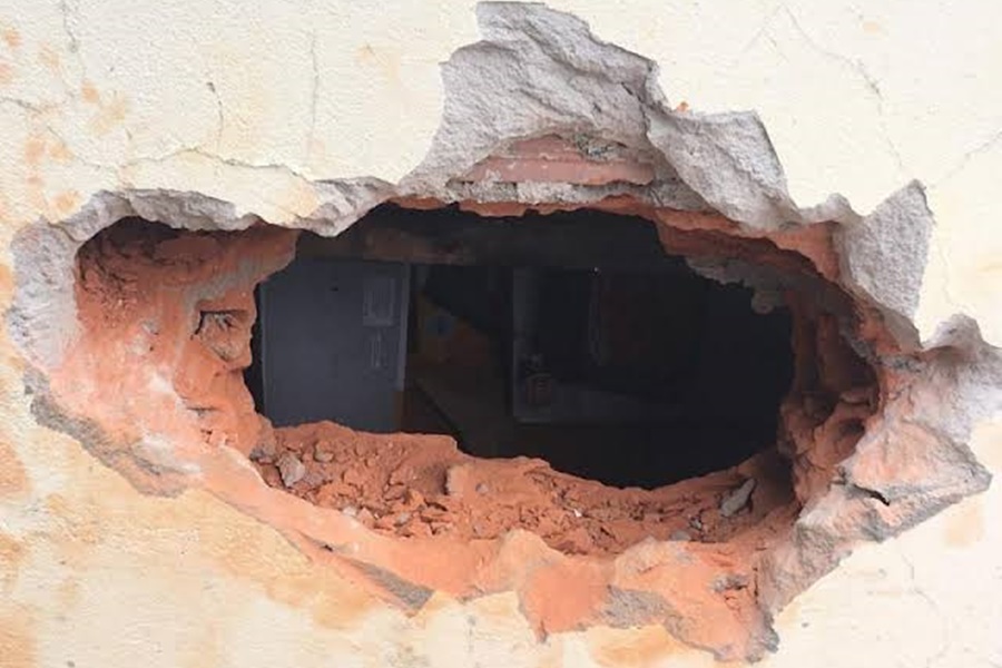 QUEBRARAM: Ladrões fazem buraco na parede e furtam 35 baterias em loja