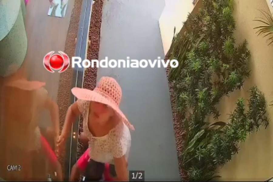BARBIE DO CRIME: 'Mulher do chapéu rosa' sobe nas costas de comparsa e furta câmera de loja