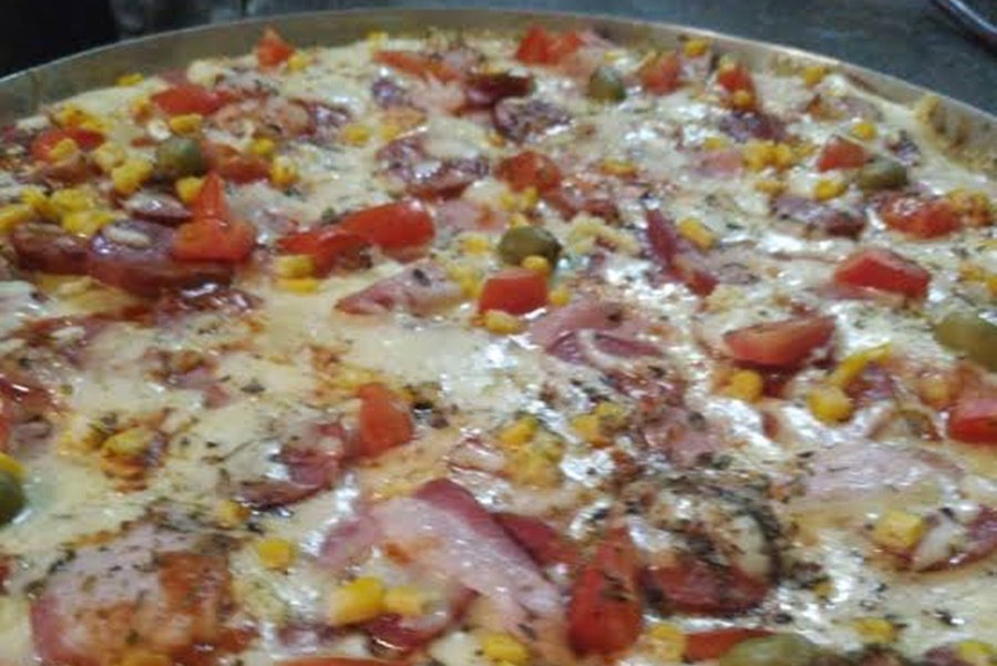 ESFOMEADOS: Mulher e comparsas roubam moto e pizza de entregador na zona Leste