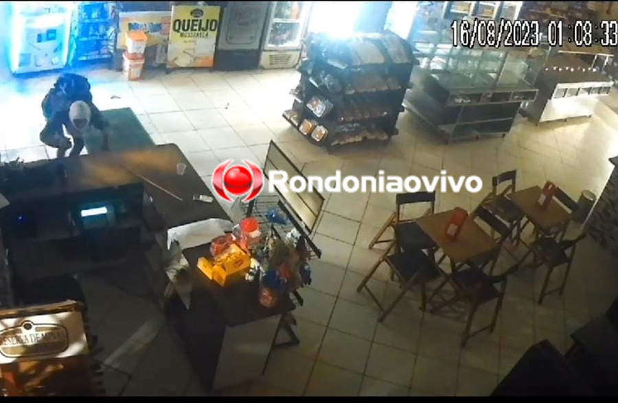 VEJA VÍDEO: Ladrão furta dinheiro, bombons e até Heineken em panificadora