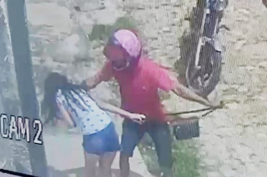 REAÇÃO: Jovem é agredida na cabeça por não entregar celular durante roubo