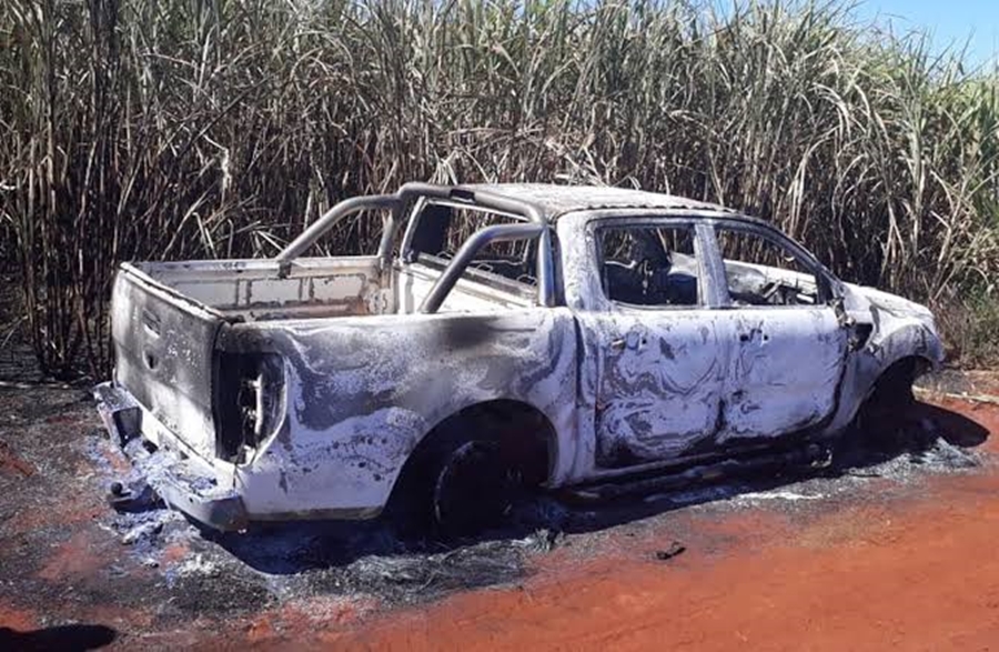 PEGOU FOGO: Caminhonete é destruída por incêndio após sair de oficina em Porto Velho
