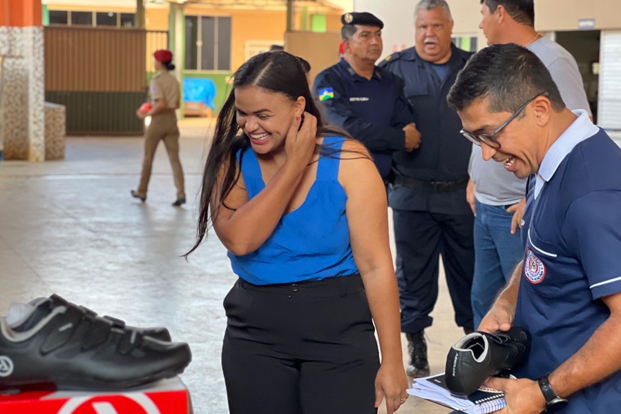 GUAJARÁ-MIRIM: Taissa Sousa entrega materiais esportivos para o Colégio Militar Tiradentes