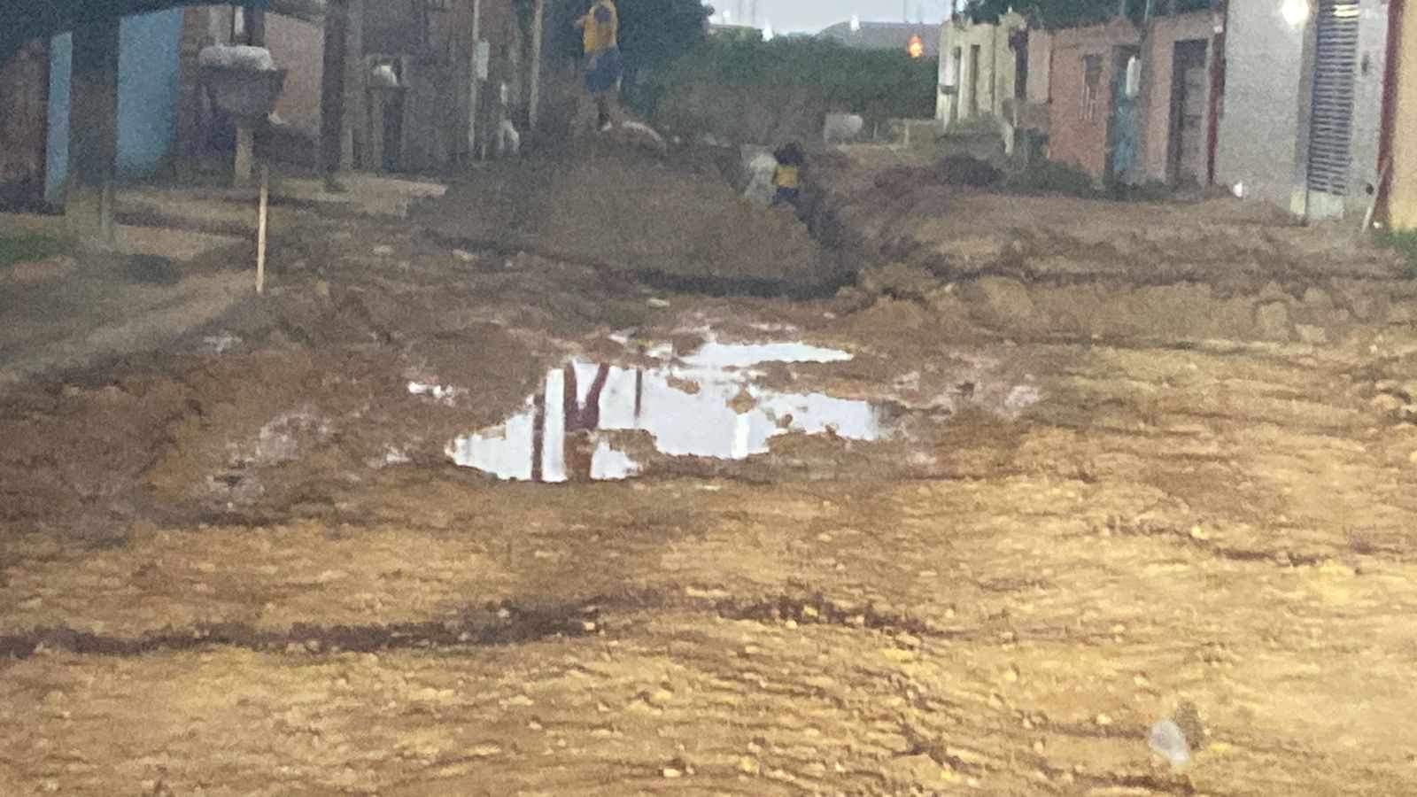 INTRANSITÁVEL: Moradores do Três Marias reclamam do lamaçal em rua do bairro