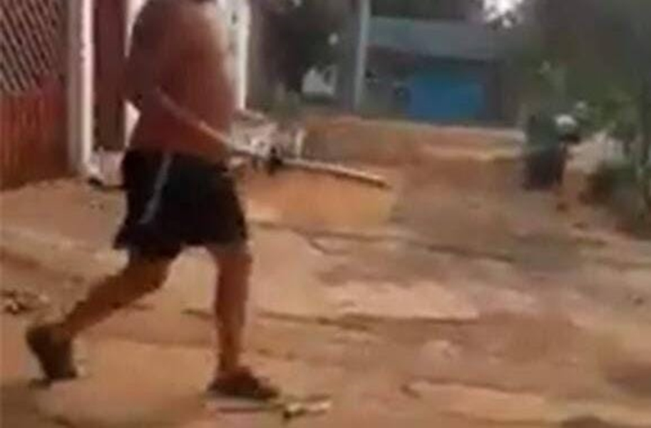 'ELA MANDOU': Jovem é agredido com barra de ferro pelo namorado da vizinha