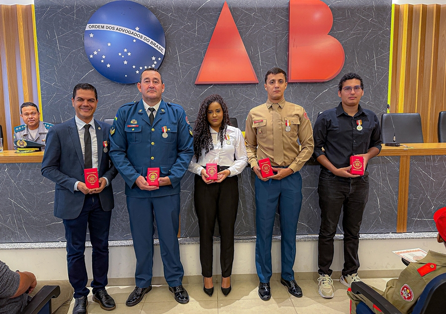 CÁSSIO GOIS: Deputado recebe Medalha de Amigo do Corpo de Bombeiros Militar