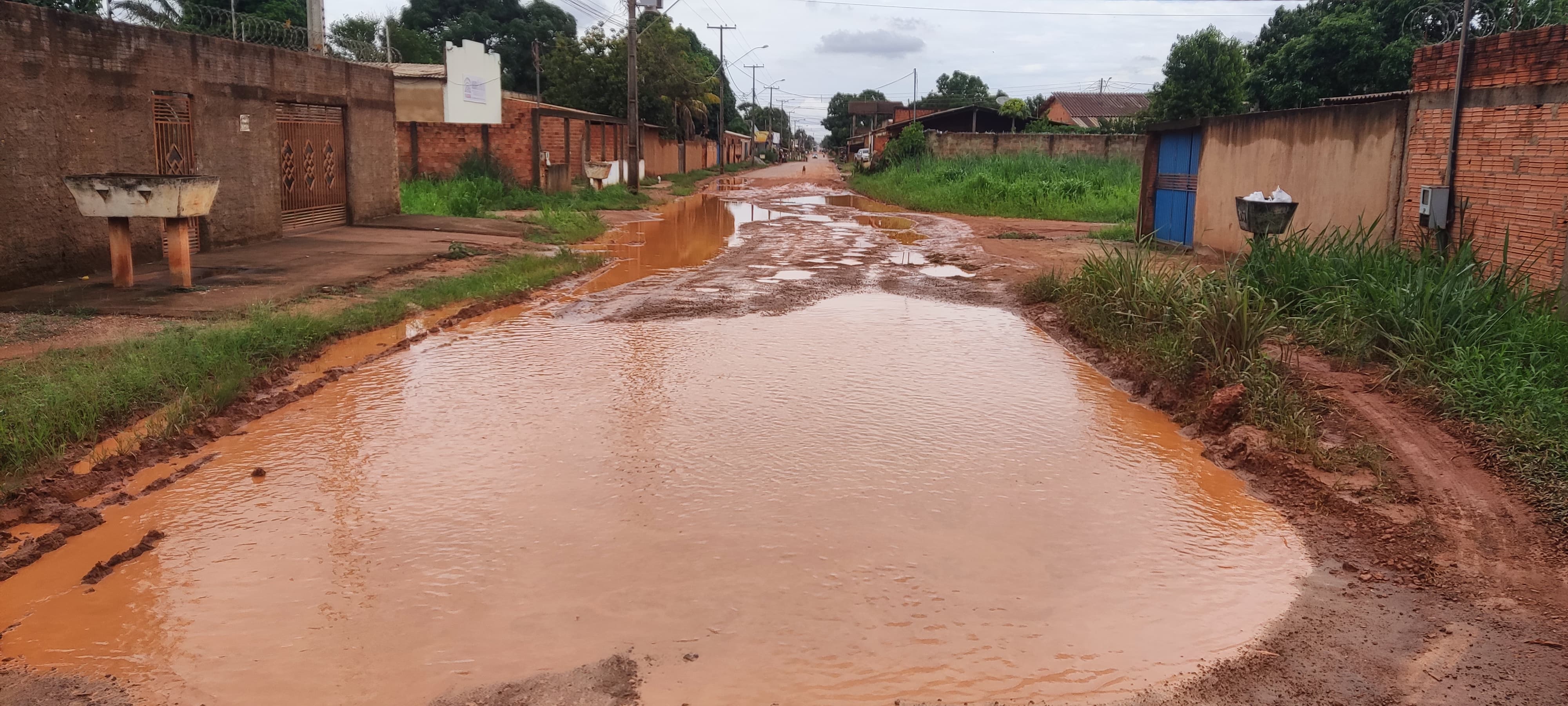 LAMAÇAL: Rua Raimundo Cantuária no setor chacareiro do Jardim Santana está intransitável 