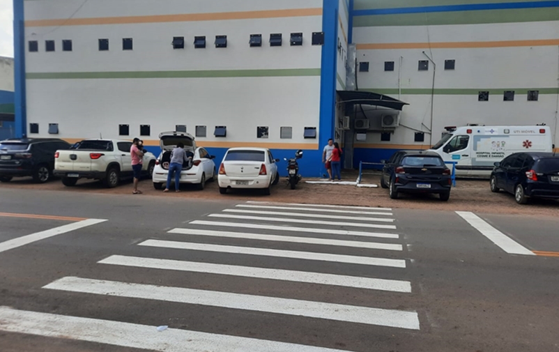 JÚNIOR QUEIROZ: Rua recebe sinalização com faixa de pedestres após pedido de vereador