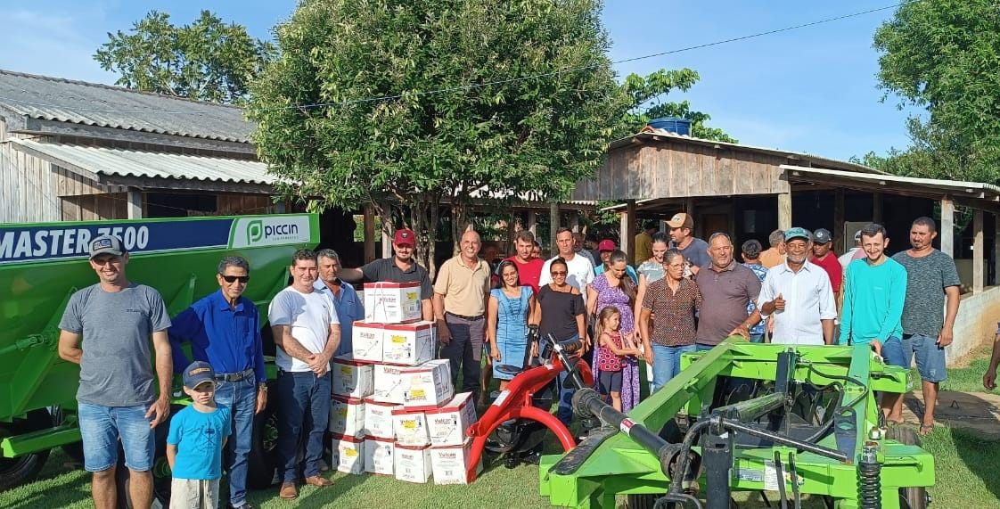 ISMAEL CRISPIN: Deputado entrega quatro implementos agrícolas em Santana do Guaporé