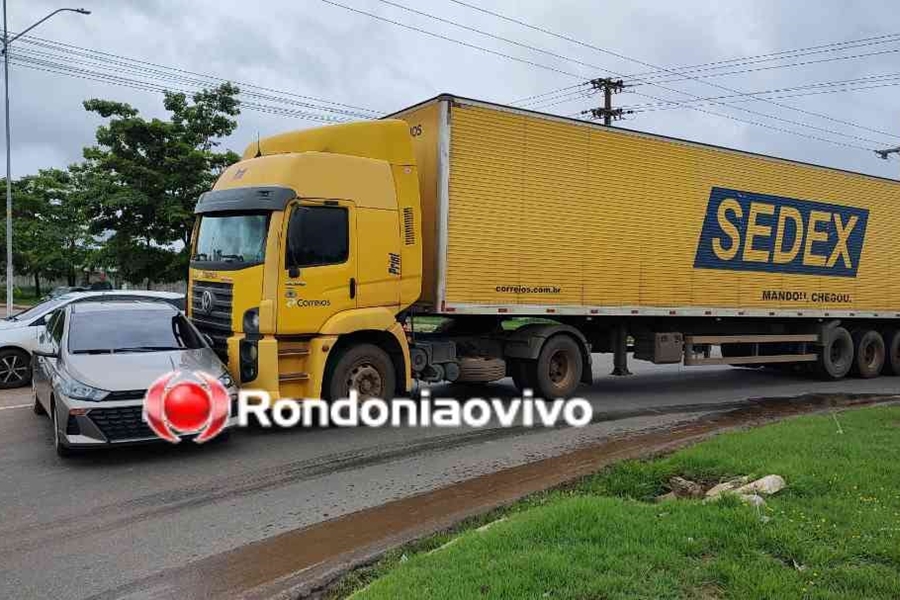 ASSISTA: Carreta dos Correios arrasta carro na Jorge Teixeira
