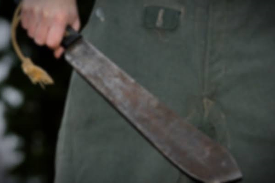 BÊBADO: Marido ataca mulher com facão dentro de casa na zona Leste 