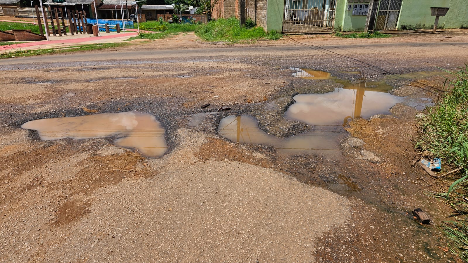 PEDIDO DE PROVIDÊNCIA: População clama por solução para esgoto na rua e buracos na zona Sul