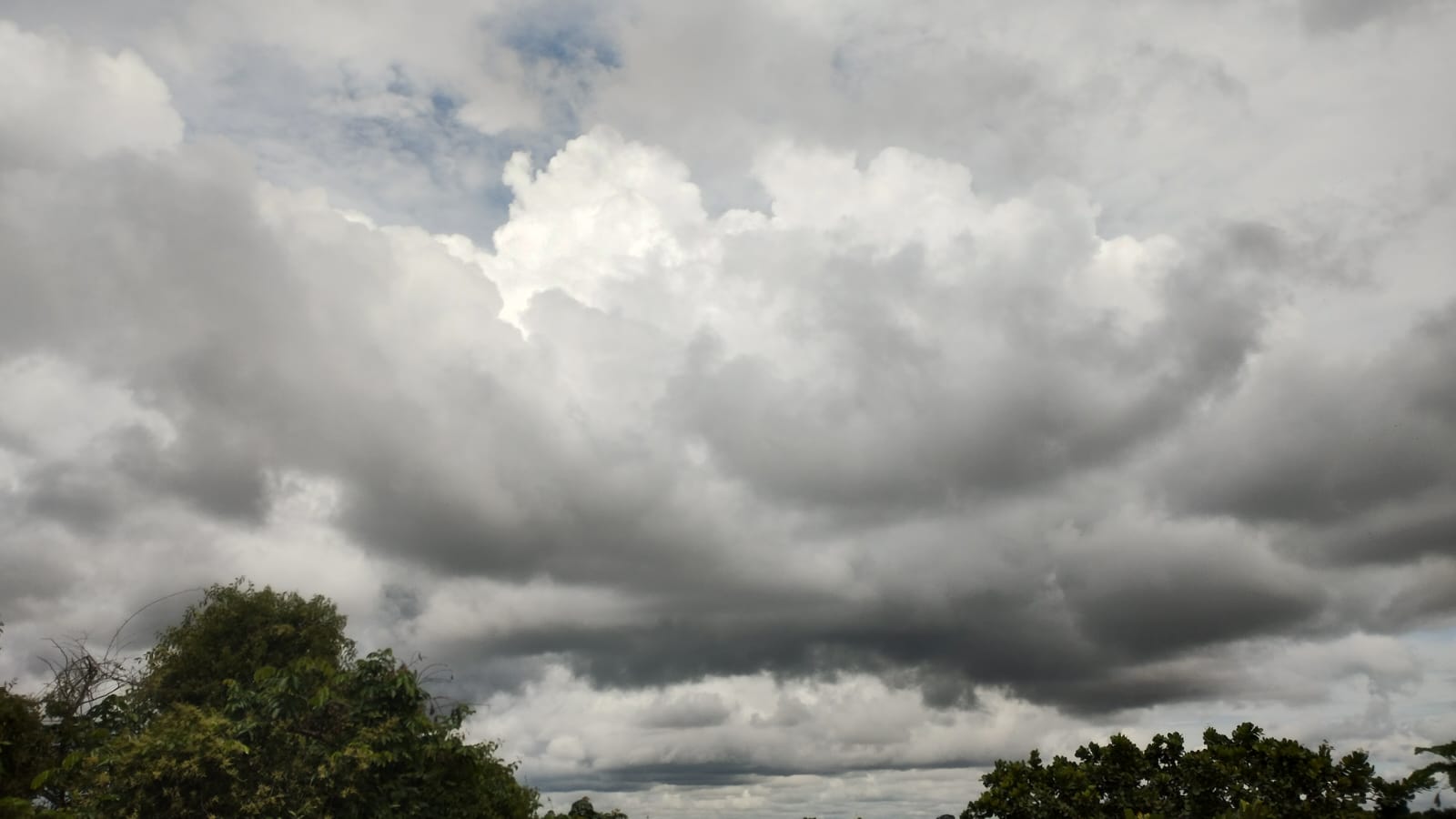 SEGUE O JOGO: Quinta (15) de céu nublado e chuvas em RO, inclusive em Ouro Preto d’Oeste