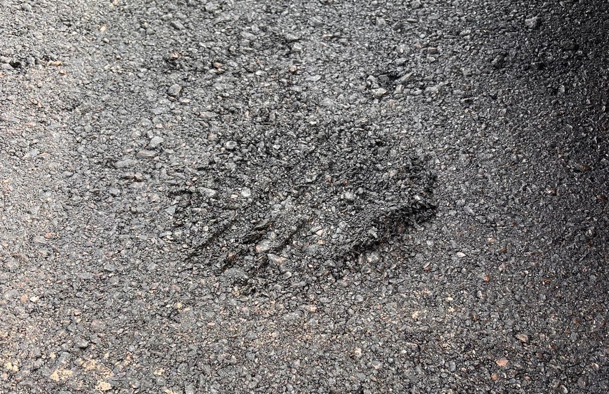 PEDIDO DE PROVIDÊNCIA: População reclama de asfalto de má qualidade feito pela prefeitura