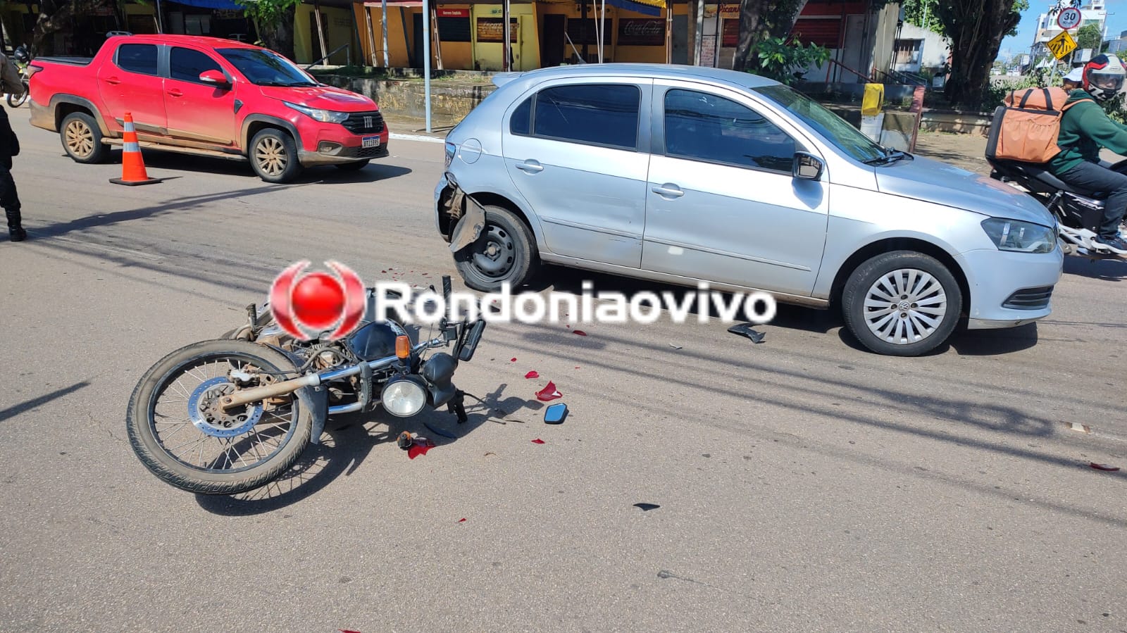 NA FARQUAR: Moto App e passageira ficam feridos após colisão na traseira de carro 