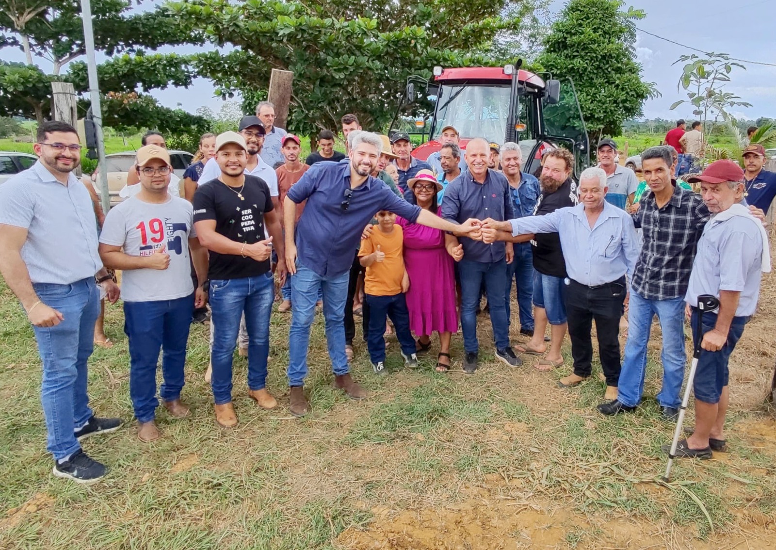 EZEQUIEL NEIVA: Deputado entrega trator agrícola e grade aradora para associação rural