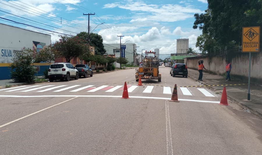 SEGURANÇA: Prefeitura conclui pintura customizada em faixas de pedestres próximas a escolas