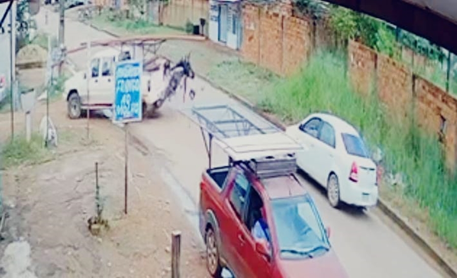 NA CALAMA: Vídeo mostra ladrão de moto sofrendo grave acidente após roubo