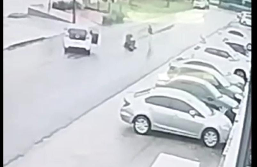 VÍDEO: Vítima reage a roubo e assaltante é espancado próximo ao CPA